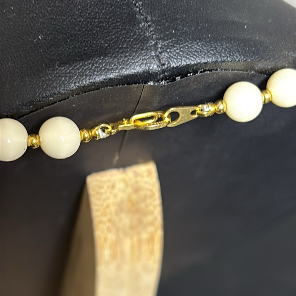 Vintage Patent Ivory Colored Beaded Gold Tone Acrylic Marilyn Necklace - Picture 5 of 9